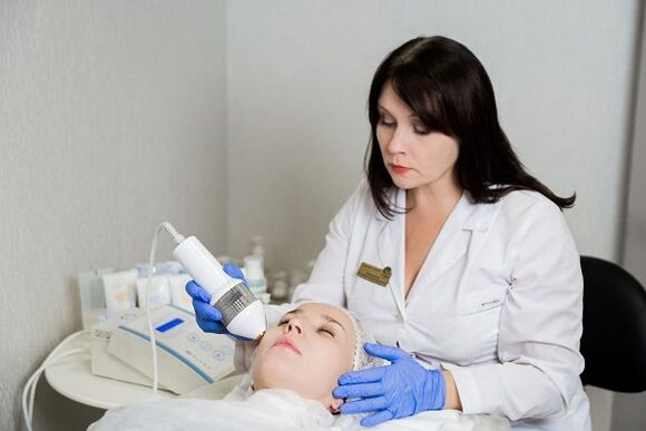Conducting Fiotherapy Facial